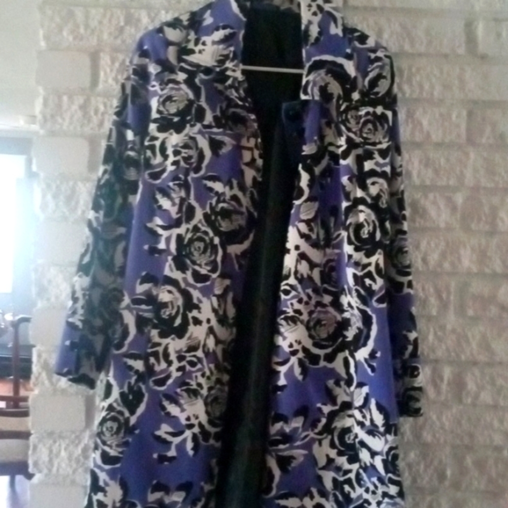 Blue floral trenchcoat by Madison. Sz. S